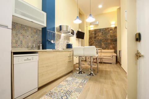 Kitchen or kitchenette, Living room, Seating area, Dining area