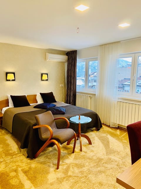 Photo of the whole room, Decorative detail