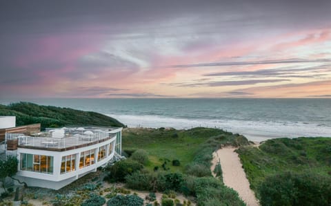 Property building, Natural landscape, Balcony/Terrace, Lounge or bar, Beach, Sea view, Sunset