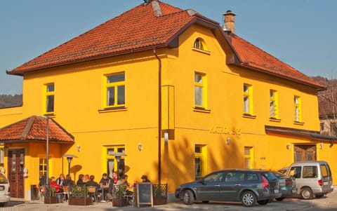 Property building, Facade/entrance, Day, Street view, Location, Parking
