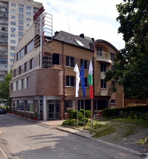 Property building, Facade/entrance, Day, Neighbourhood, Street view, Time of day