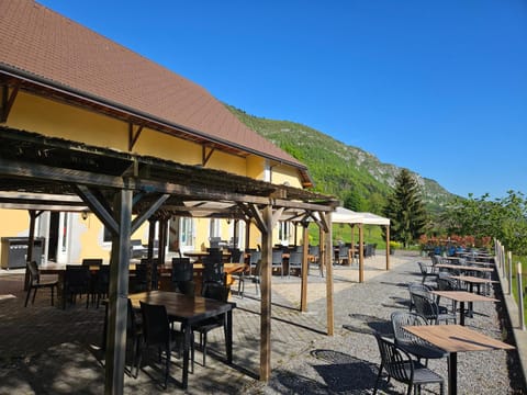 Restaurant/places to eat, Balcony/Terrace, Mountain view