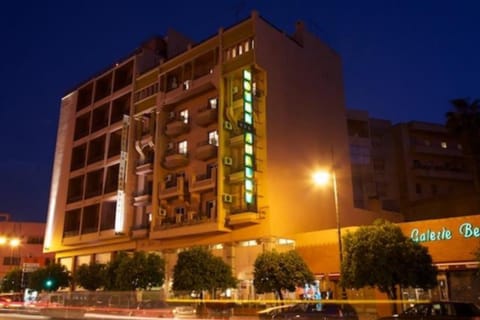 Nearby landmark, Facade/entrance