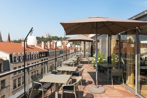 Restaurant/places to eat, Day, View (from property/room), Balcony/Terrace, Lounge or bar, City view, Street view, Buffet breakfast, Lunch, Dinner, Alcoholic drinks, Non alcoholic drinks