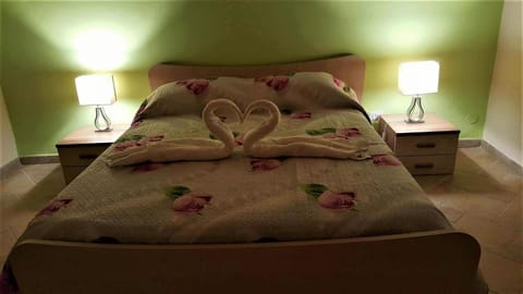 Bed, Other, Photo of the whole room, Decorative detail, Decorative detail