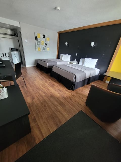 Bed, TV and multimedia, Bedroom