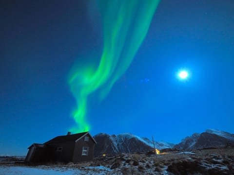 Nearby landmark, Neighbourhood, Natural landscape