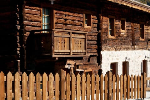 Facade/entrance, Decorative detail