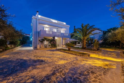 Property building, Facade/entrance, Garden