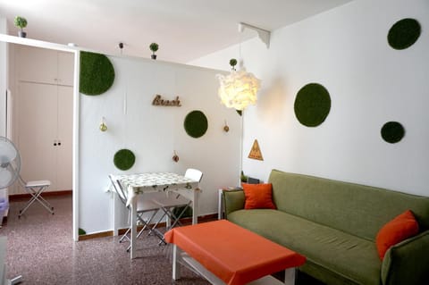 TV and multimedia, Kitchen or kitchenette, Living room, Seating area, Dining area