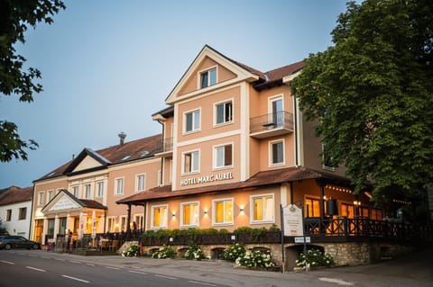 Property building, Restaurant/places to eat, Facade/entrance, Balcony/Terrace, Street view, Entertainment