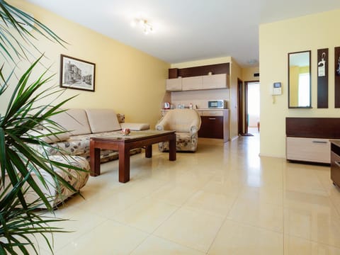 Nearby landmark, Restaurant/places to eat, Communal lounge/ TV room, Day, Neighbourhood, TV and multimedia, Coffee/tea facilities, Kitchen or kitchenette, Living room, Seating area, Dining area, Supermarket/grocery shop, Shopping Area, Family