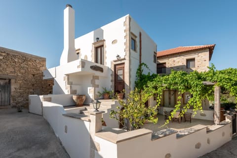 Property building, Patio, Day, Garden, Garden, Garden view