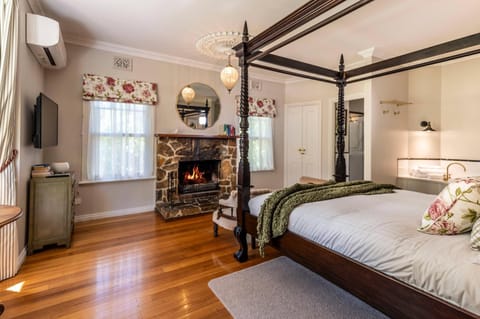 Bed, Bedroom, fireplace