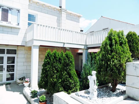 Property building, Facade/entrance, Day, Garden, Decorative detail