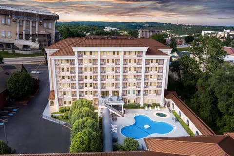 Property building, Day, Bird's eye view, Hot Tub, Balcony/Terrace, Pool view, Swimming pool, sunbed