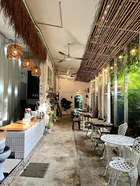 Seating area, Dining area