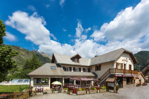 Facade/entrance, Bird's eye view
