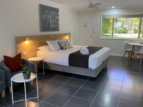 Bed, Photo of the whole room, Seating area, Bedroom, fireplace