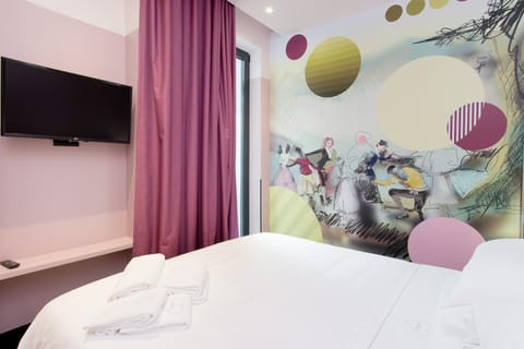 Bed, TV and multimedia, Bedroom