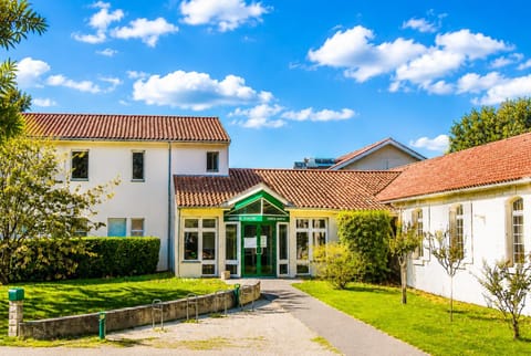 Property building, Spring, Day, Natural landscape, Garden, View (from property/room), Banquet/Function facilities, Dining area, Hiking, Cycling, Garden view, Area and facilities, Entertainment, group of guests, Parking, internet, washing machine