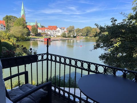 Balcony/Terrace, City view, Lake view