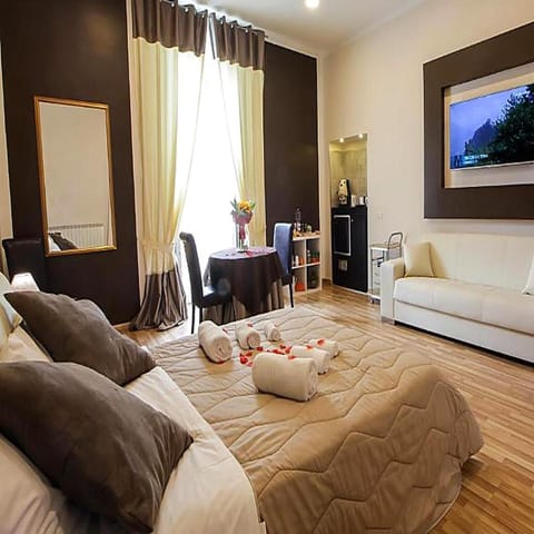 Bed, Food and drinks, Other, Photo of the whole room, Decorative detail, Bedroom, Food, Meals, Breakfast, Italian breakfast, Drinks, Non alcoholic drinks, heating, internet, locker, room service, air conditioner