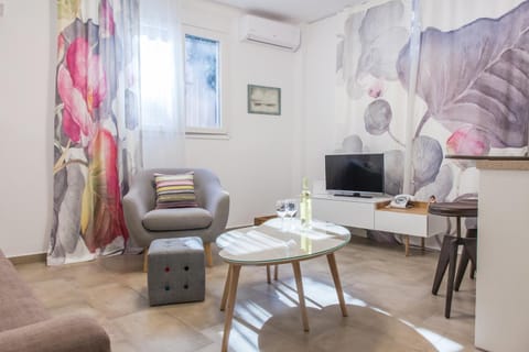 Day, Seating area