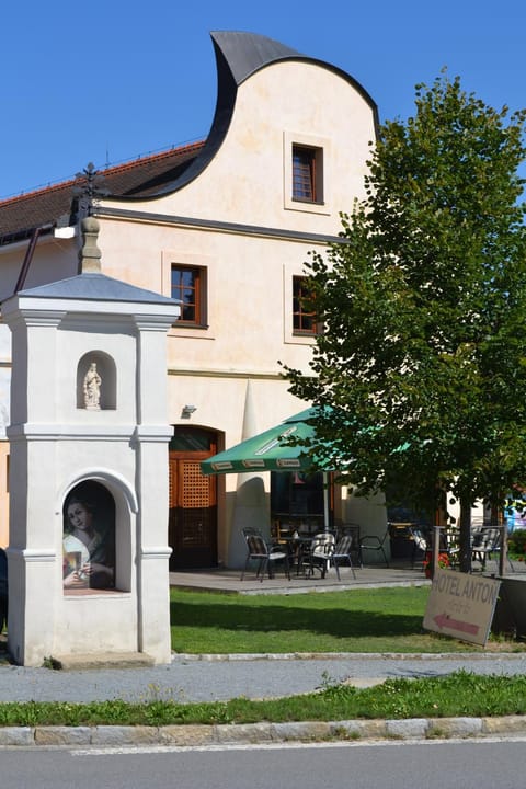 Facade/entrance