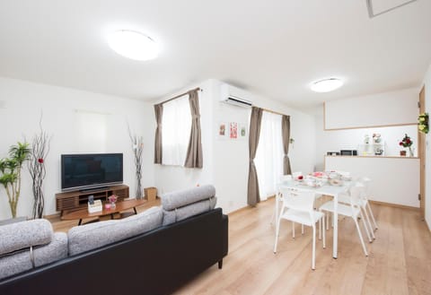 TV and multimedia, Kitchen or kitchenette, Living room, Photo of the whole room, Dining area, air conditioner