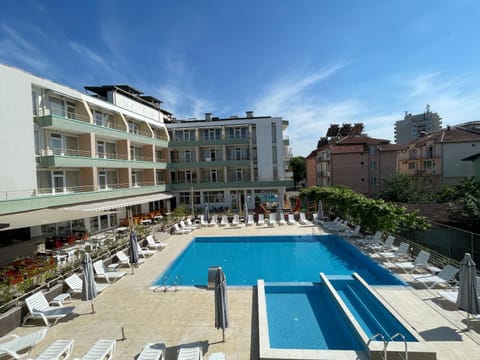 Pool view, Swimming pool, sunbed