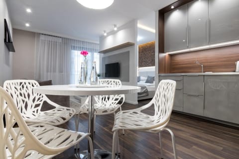 TV and multimedia, Kitchen or kitchenette, Living room, Seating area, Dining area