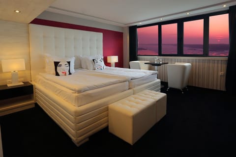 Bed, Bedroom, River view, Area and facilities