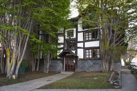 Property building, Facade/entrance, Off site, Garden, Garden view
