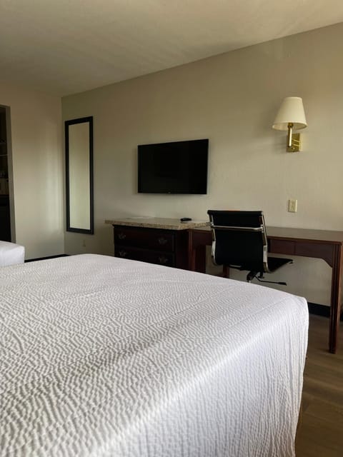 Bed, TV and multimedia, Bedroom