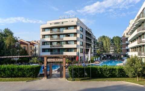 Property building, Facade/entrance, Day, Pool view, Swimming pool, sunbed