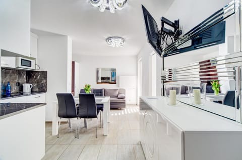 Kitchen or kitchenette, Living room, Seating area, Dining area