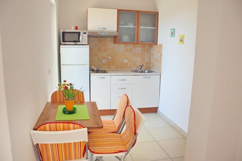 Kitchen or kitchenette, Seating area, Dining area