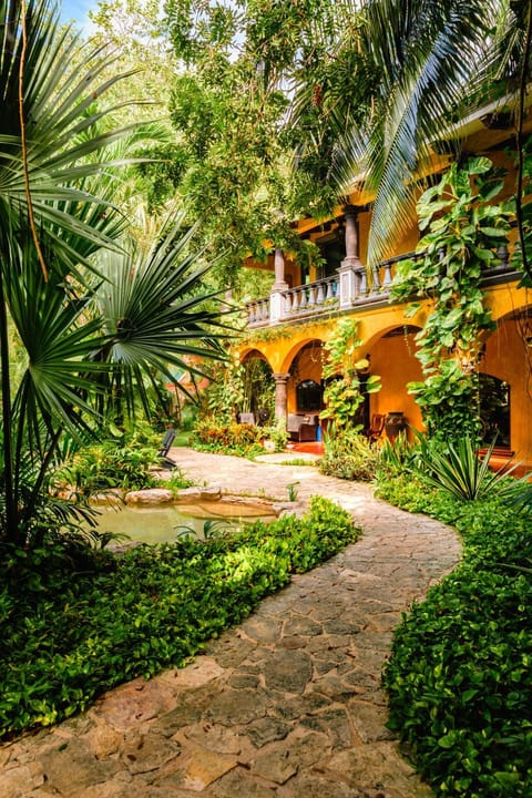 Property building, Facade/entrance, Day, Natural landscape, Garden, Garden view, Swimming pool