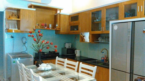 Coffee/tea facilities, Kitchen or kitchenette, Seating area, Dining area