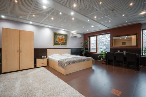Bed, TV and multimedia, Bedroom, wardrobe
