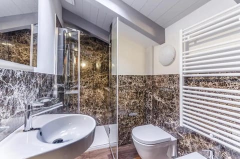 Shower, Toilet, Bathroom, bidet, towels