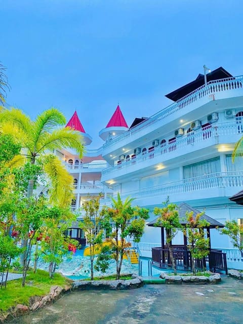 Property building, Garden, Swimming pool