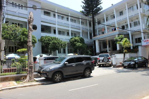Facade/entrance, Neighbourhood, On site