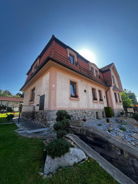 Property building, Facade/entrance, Garden