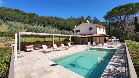 Property building, Patio, Garden, Mountain view, Pool view, Swimming pool, sunbed