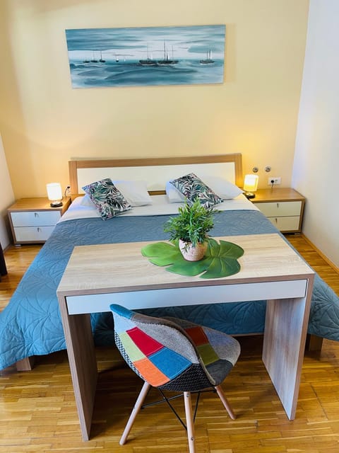 Bed, Seating area, Bedroom