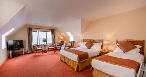 TV and multimedia, Photo of the whole room, Seating area, Bedroom, Sea view