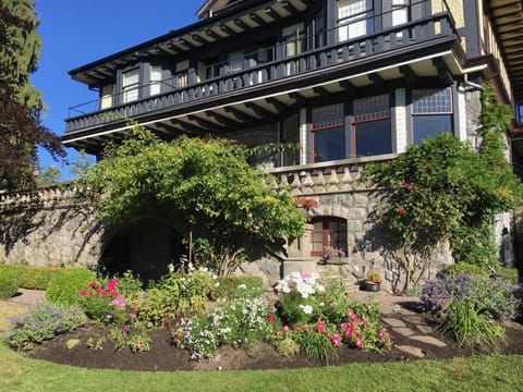 Property building, Day, Garden, Balcony/Terrace, Garden view