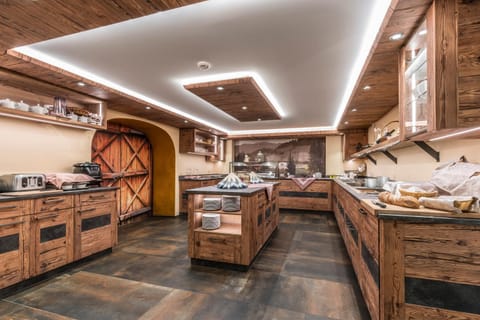 Restaurant/places to eat, Area and facilities